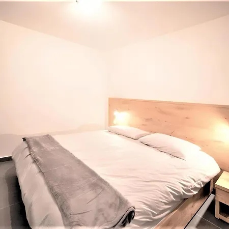 Elise アパート グジラ